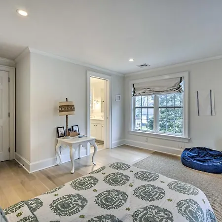 Villa Shelter Island Retreat With Outdoor Pool!
